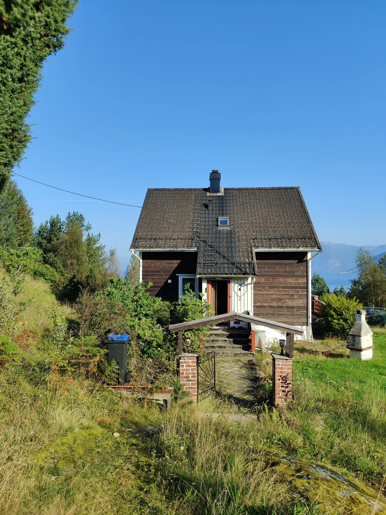 Bustadeigedom i Lavik med tilhøyrande naust i rolege og fine omgjevnader ved Sognefjorden